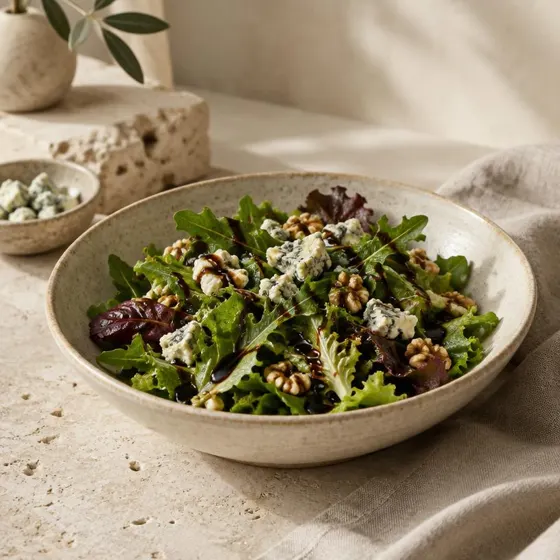 Mix de folhas com gorgonzola e redução de balsâmico